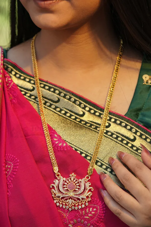 Ruby_White_Floral_Lotus_Pendant_With_V_Link_Chain