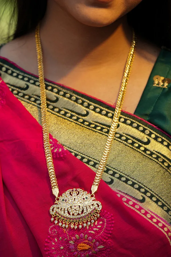 Twin_Peacock_Crescent_Pendant_With_Twisted_Rope_Chain