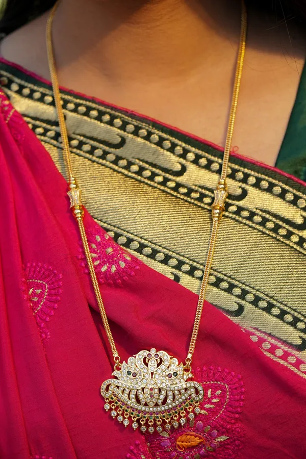 Twin_Peacock_Crescent_Pendant_With_V_Link_Chain