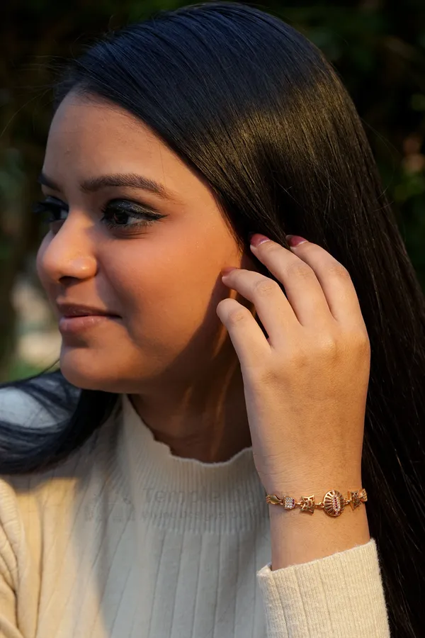 Rose_Gold_Oval_Shield_Link_Bracelet_With_Ruby_Line