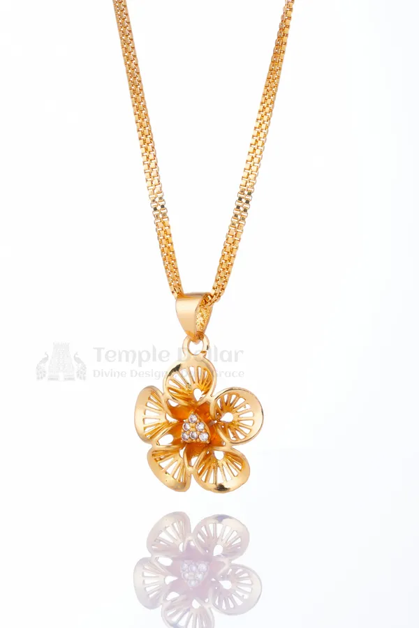 Open_Petal_Minimal_Gold_Pendant