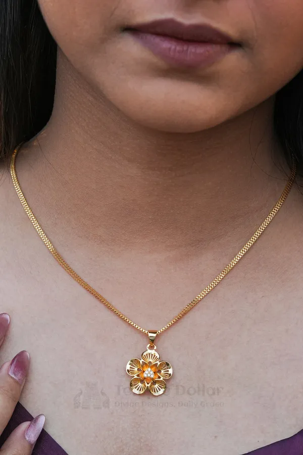 Open_Petal_Minimal_Gold_Pendant