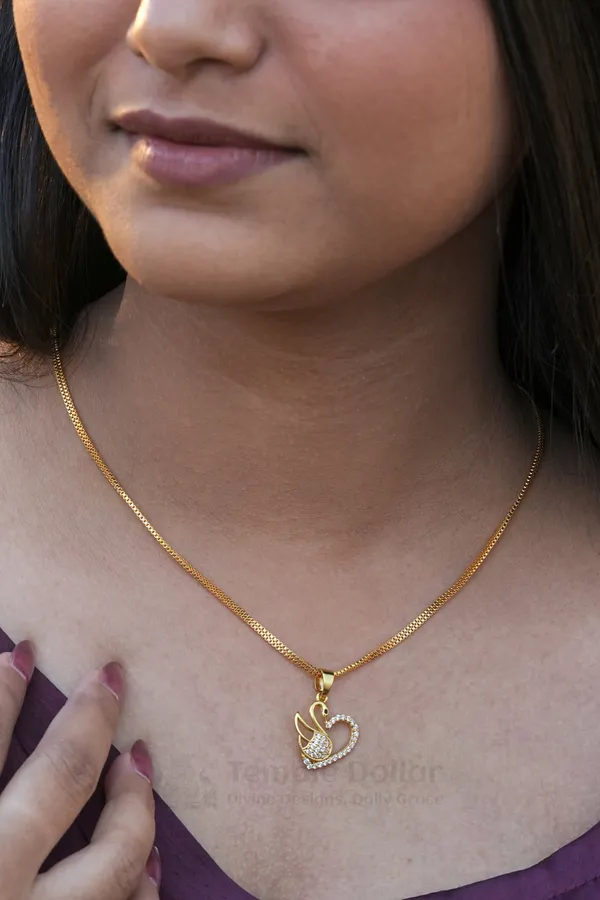 Swans_Romantic_Gold_Pendant