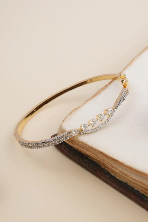 Elegant_Gold_Diamond_Twist_Bangle_Bracelet