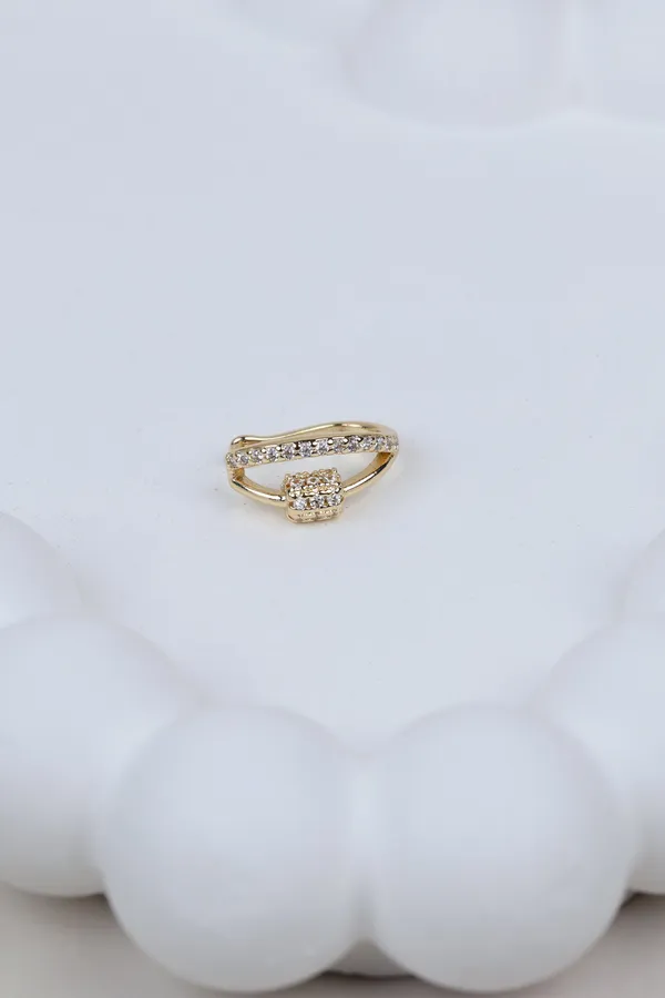 Sculptural_Gold_Horizon_Ear_Cuff