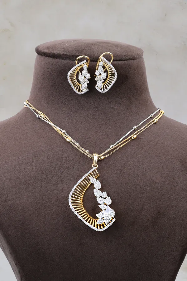 Luxury_Crescent_Cz_Pendant_Set_For_Women