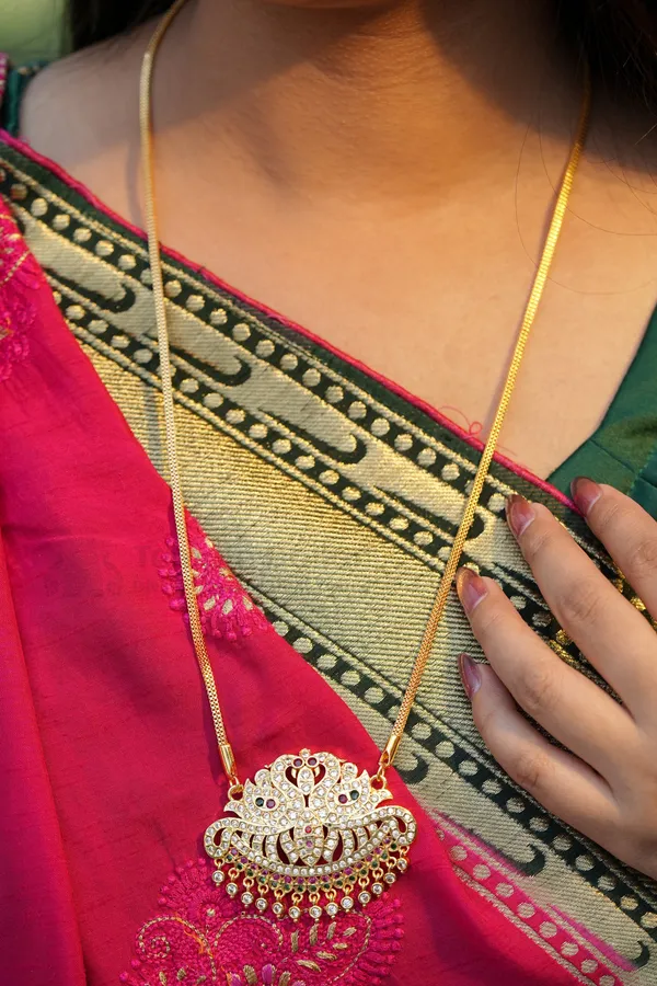 Twin_Peacock_Crescent_Pendant_with_Square_Mesh_Chain