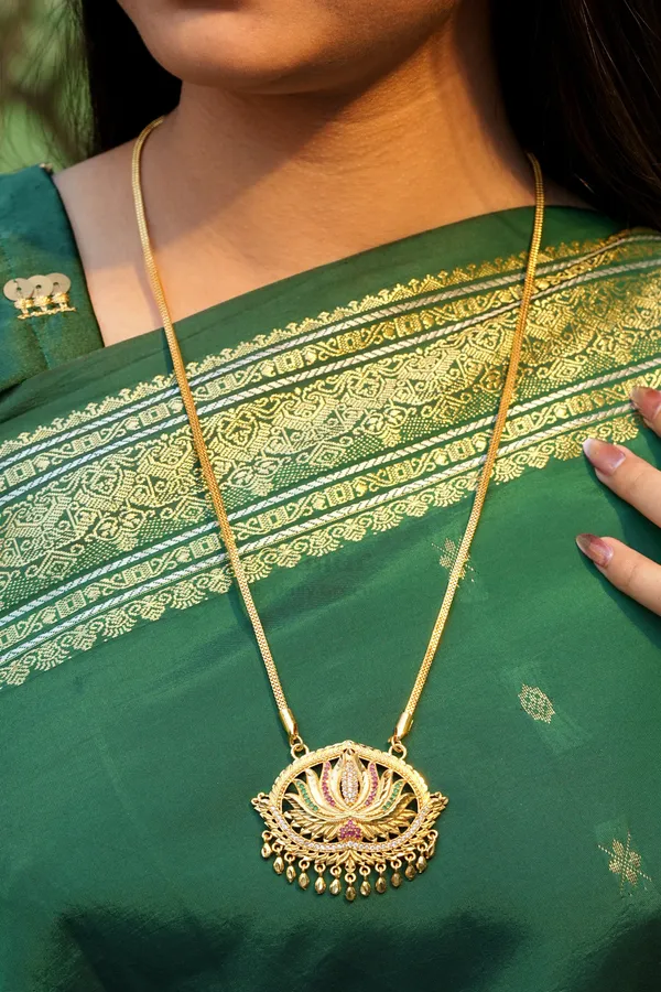 Oval_Lotus_Pendant_with_Fancy_Box_Chain
