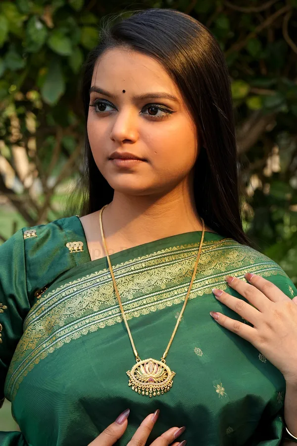 Oval_Lotus_Pendant_with_Fancy_Box_Chain