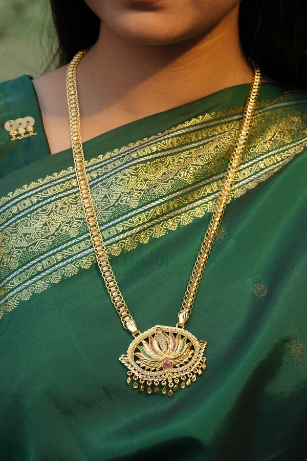 Oval_Lotus_Pendant_with_Mugappu_Chain
