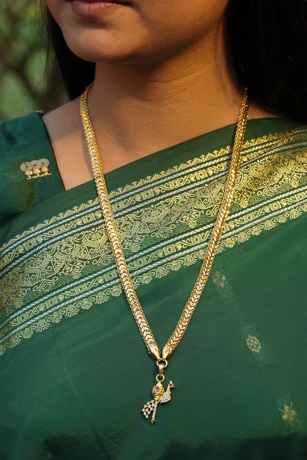 Murugan_Vel_with_Peacock_Pendant_on_V-Link_Chain