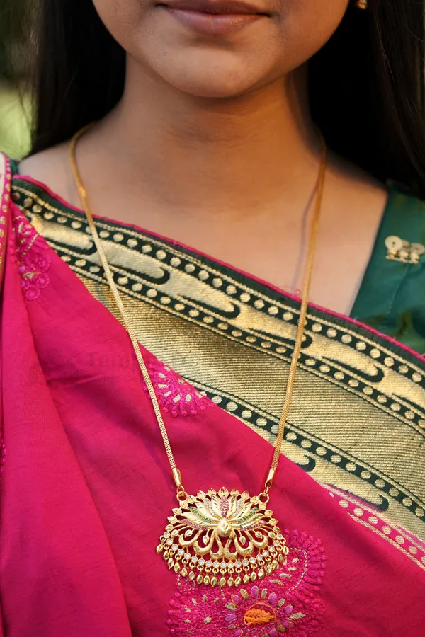 Lotus_Paisley_Textured_Pendant_with_Mugappu_Chain