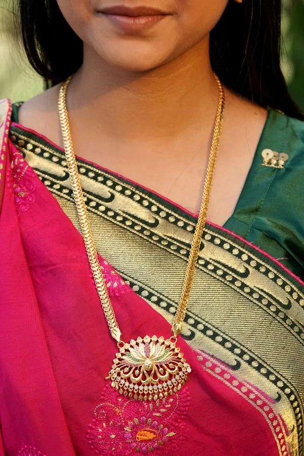 Lotus_Paisley_Textured_Pendant_with_V-Link_Chain