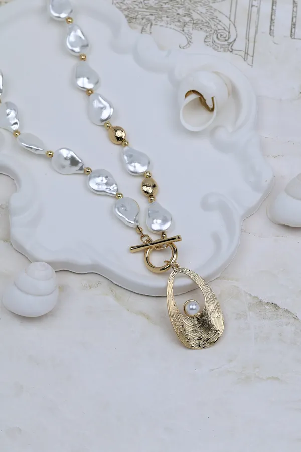 Artisan_Gold-tone_Toggle_Necklace_Featuring_Baroque_Pearls_and_Inset_Detail