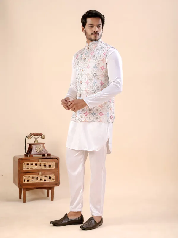 D6_Embroidery_Koti_White