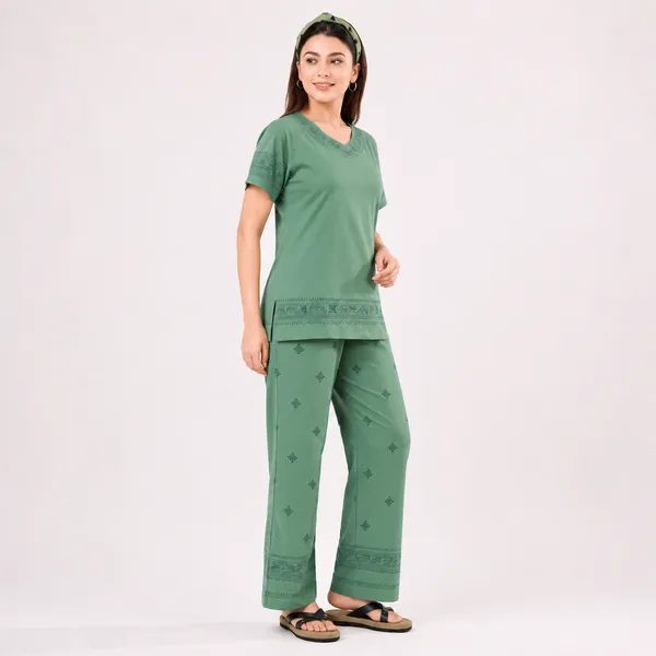 Green_Cotton_Lycra_Ethnic_Print_V-Neck_Night_Suit_For_Women