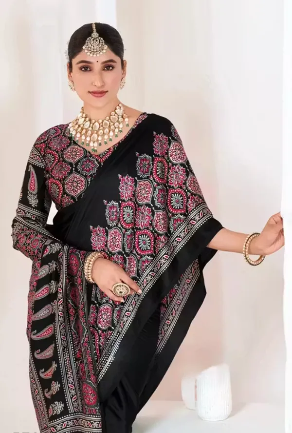 Black_And_Pink_Moss_Silk_Crepe_Saree_Matching_Blouse_Piece_For_Women