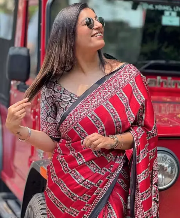 Red_And_Black_Moss_Silk_Crepe_Saree_Matching_Blouse_Piece_For_Women