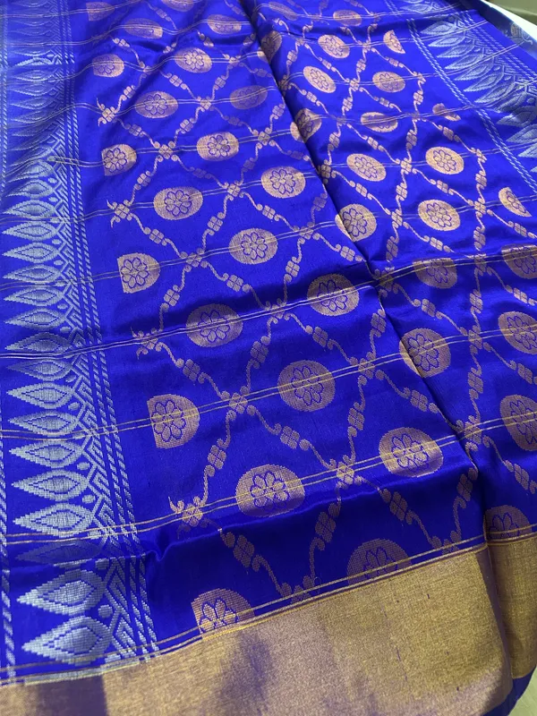 Blue_Handloom_Pure_Uppada_-_Curve_Checks_With_Lotus_Motifs_And_Rick_Pallu_Saree_For_Women