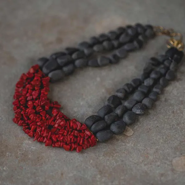 Blue_Humming_Statement_Necklace_Red_Black