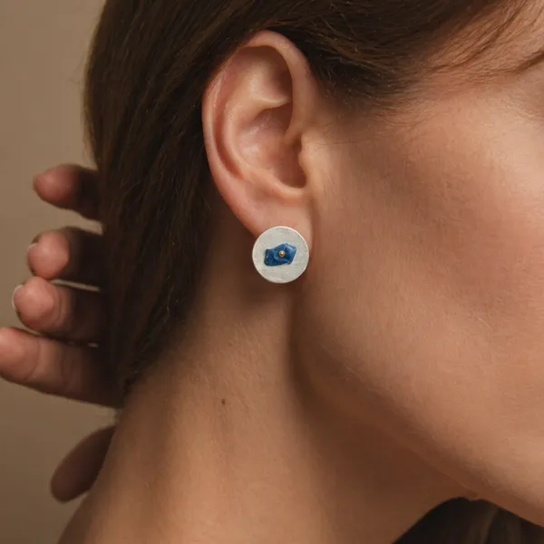 Lumi_Re_Red_Minimal_Studs_Blue