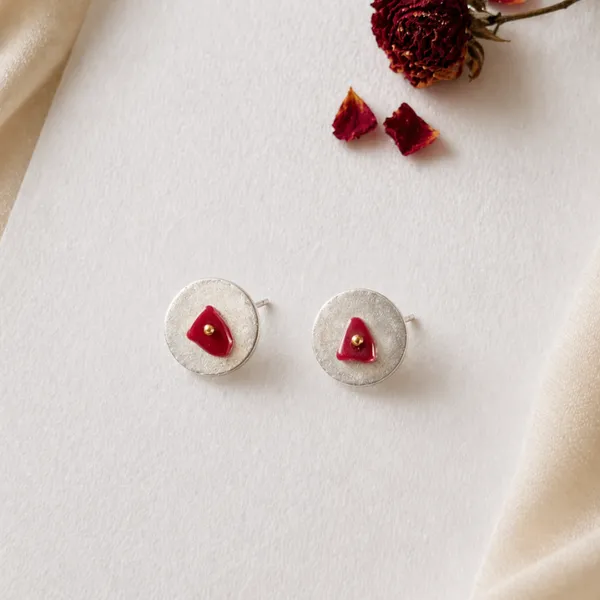 Lumi_Re_Red_Minimal_Studs_Red