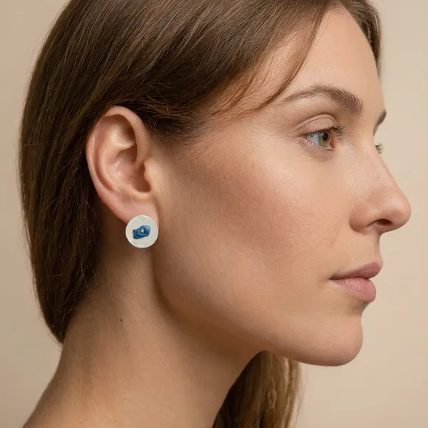Lumi_Re_Red_Minimal_Studs_Blue