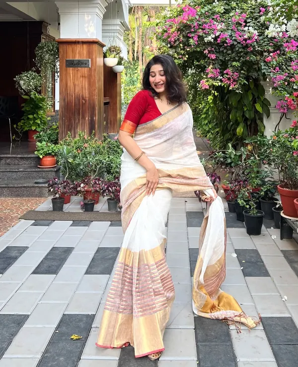 Off_white_Semi_Linen_Maha-big_zari_border_saree