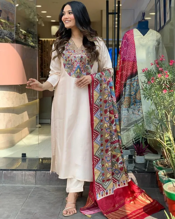Launching_Extremely_Elegant_Premium_Silk_Suit_Set_Which_Is_Beautifully_Decorated_With_Attractive_Handwork_Swred21