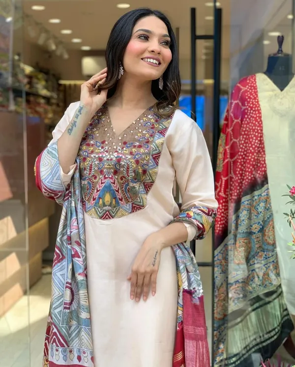Launching_Extremely_Elegant_Premium_Silk_Suit_Set_Which_Is_Beautifully_Decorated_With_Attractive_Handwork_Swred21