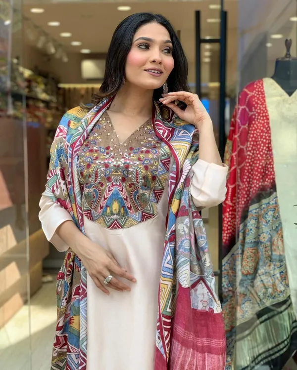 Launching_Extremely_Elegant_Premium_Silk_Suit_Set_Which_Is_Beautifully_Decorated_With_Attractive_Handwork_Swred21