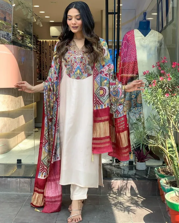 Launching_Extremely_Elegant_Premium_Silk_Suit_Set_Which_Is_Beautifully_Decorated_With_Attractive_Handwork_Swred21