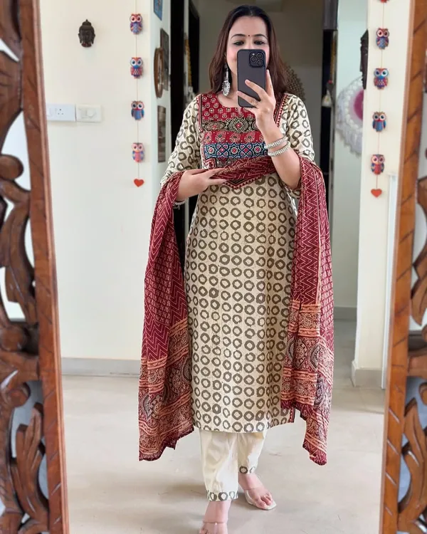 Featuring_Fully_Elegant_Premium_Muslin_Suit_Set_Which_Is_Beautifully_Decorated_With_Hand_Khatli_Work_And_Original_Mirror_Work_With_Butti_Pattern_Swred08