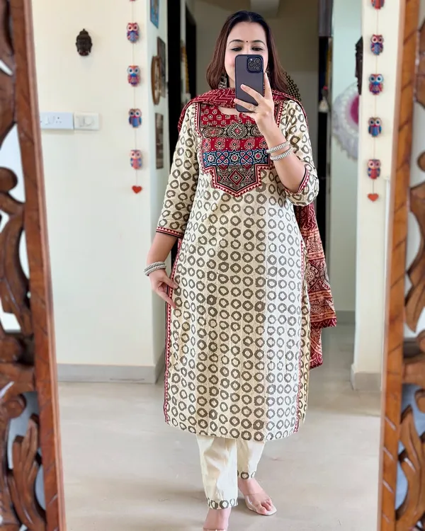 Featuring_Fully_Elegant_Premium_Muslin_Suit_Set_Which_Is_Beautifully_Decorated_With_Hand_Khatli_Work_And_Original_Mirror_Work_With_Butti_Pattern_Swred08