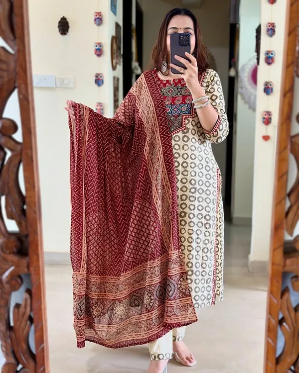 Featuring_Fully_Elegant_Premium_Muslin_Suit_Set_Which_Is_Beautifully_Decorated_With_Hand_Khatli_Work_And_Original_Mirror_Work_With_Butti_Pattern_Swred08