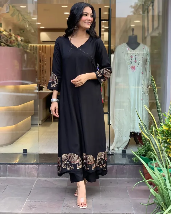 Upgrade_Your_Office_Wear_Wardrobe_With_This_Classy_Kurti_Embroidery_Work_Detailing_With_White