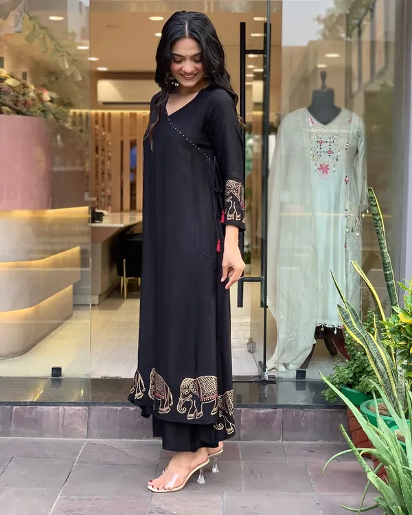 Upgrade_Your_Office_Wear_Wardrobe_With_This_Classy_Kurti_Embroidery_Work_Detailing_With_White