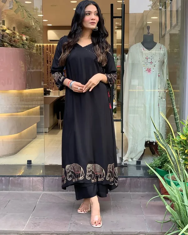 Upgrade_Your_Office_Wear_Wardrobe_With_This_Classy_Kurti_Embroidery_Work_Detailing_With_White