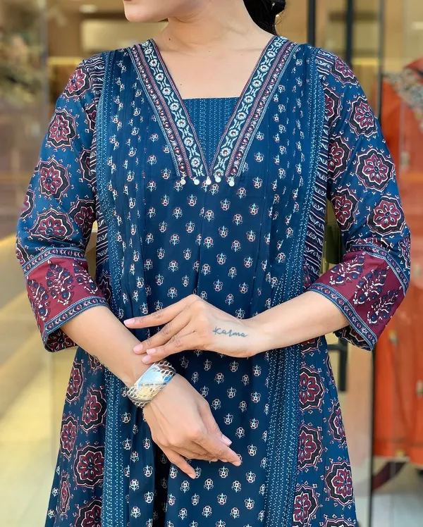 Featuring_Beautiful_Heavy_Suit_Set_Which_Is_Beautifully_Decorated_With_Handwork_Weaving_And_Prints_It_I_Paired_With_Matching_Pants_And_Dupatta_Swsk06