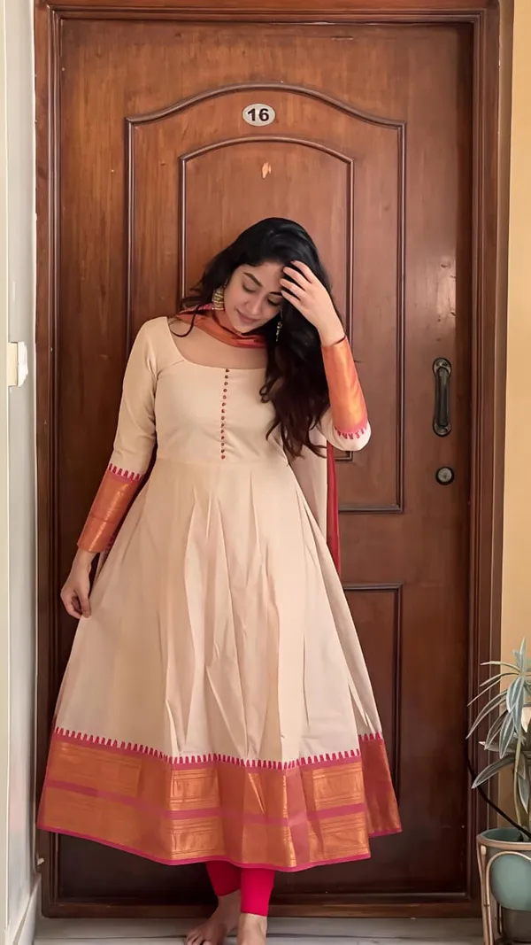 Featuring_Beautiful_Heavy_Suit_Set_Which_Is_Beautifully_Decorated_Potli_It_Is_Paired_With_Matching_Duppata_Rrrd01