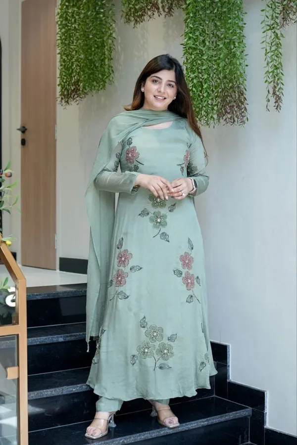 Featuring_Beautiful_Heavy_Set_Which_Is_Beautifully_Decorated_All_Over_Handwork_On_Suit_And_Digital_Print_Rrrd04_02_Pista