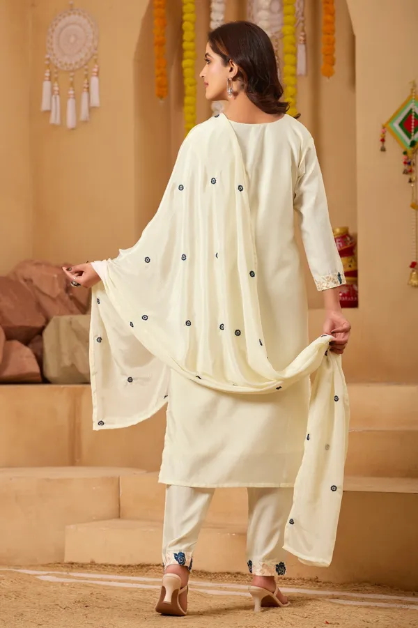 Featuring_Beautiful_Heavy_Suit_Set_Which_Is_Beautifully_Decorated_Embroidered_Rrrd09
