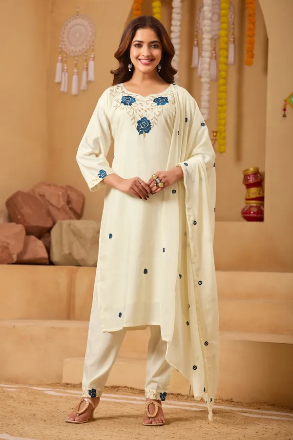 Featuring_Beautiful_Heavy_Suit_Set_Which_Is_Beautifully_Decorated_Embroidered_Rrrd09