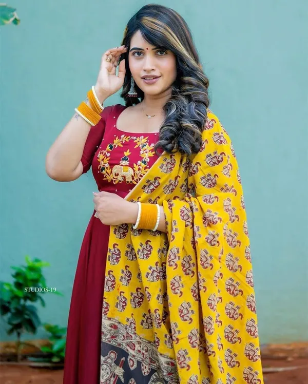 Featuring_Beautiful_Heavy_Suit_Set_Which_Is_Beautifully_Decorated_With_Intricate_Hand_Elephant_Embroidery_Work_Zari_Weaving_Rrrd14