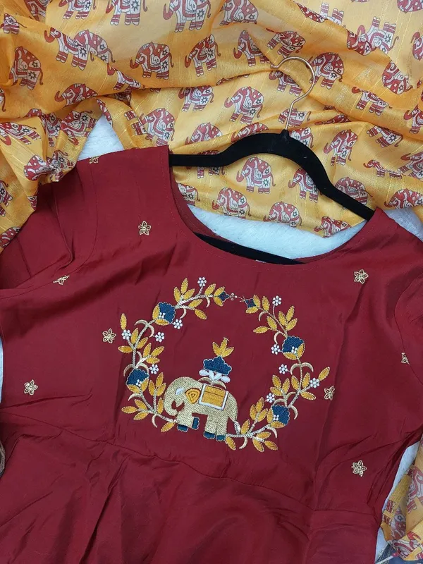 Featuring_Beautiful_Heavy_Suit_Set_Which_Is_Beautifully_Decorated_With_Intricate_Hand_Elephant_Embroidery_Work_Zari_Weaving_Rrrd14
