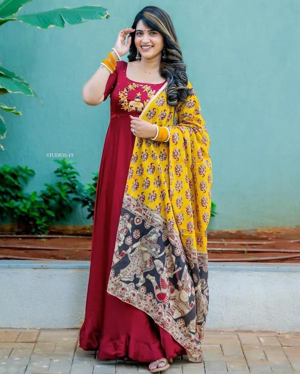 Featuring_Beautiful_Heavy_Suit_Set_Which_Is_Beautifully_Decorated_With_Intricate_Hand_Elephant_Embroidery_Work_Zari_Weaving_Rrrd14