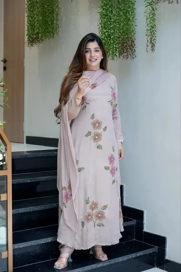 Featuring_Beautiful_Heavy_Set_Which_Is_Beautifully_Decorated_All_Over_Handwork_On_Suit_And_Digital_Print_Rrrd04_02_Peach
