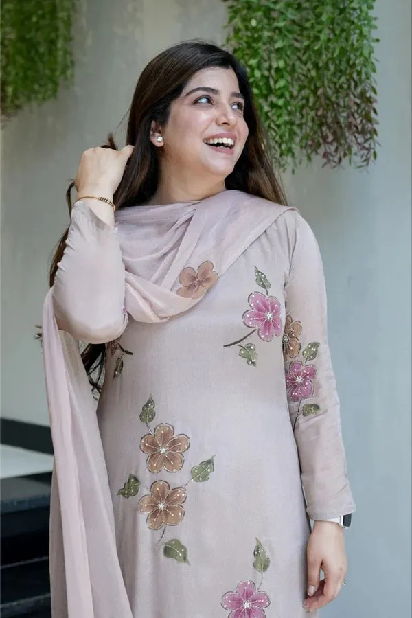 Featuring_Beautiful_Heavy_Set_Which_Is_Beautifully_Decorated_All_Over_Handwork_On_Suit_And_Digital_Print_Rrrd04_02_Peach