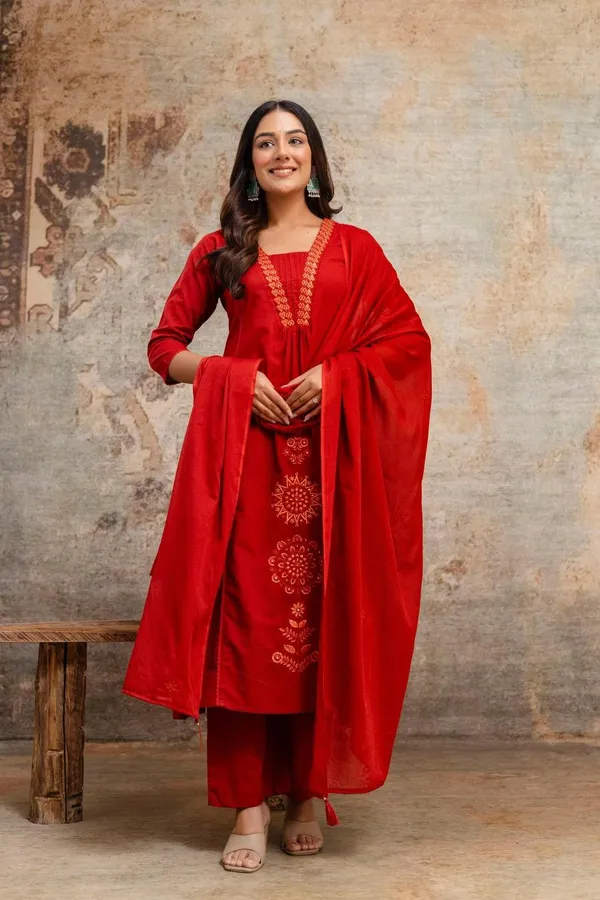 Featuring_Beautiful_Heavy_Set_Which_Is_Beautifully_Decorated_All_Over_Handwork_On_Suit_And_Digital_Print_Swdh03_Red