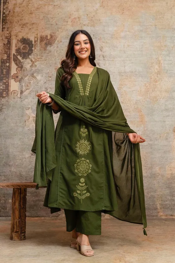 Featuring_Beautiful_Heavy_Set_Which_Is_Beautifully_Decorated_All_Over_Handwork_On_Suit_And_Digital_Print_Swdh03_Dark_Green
